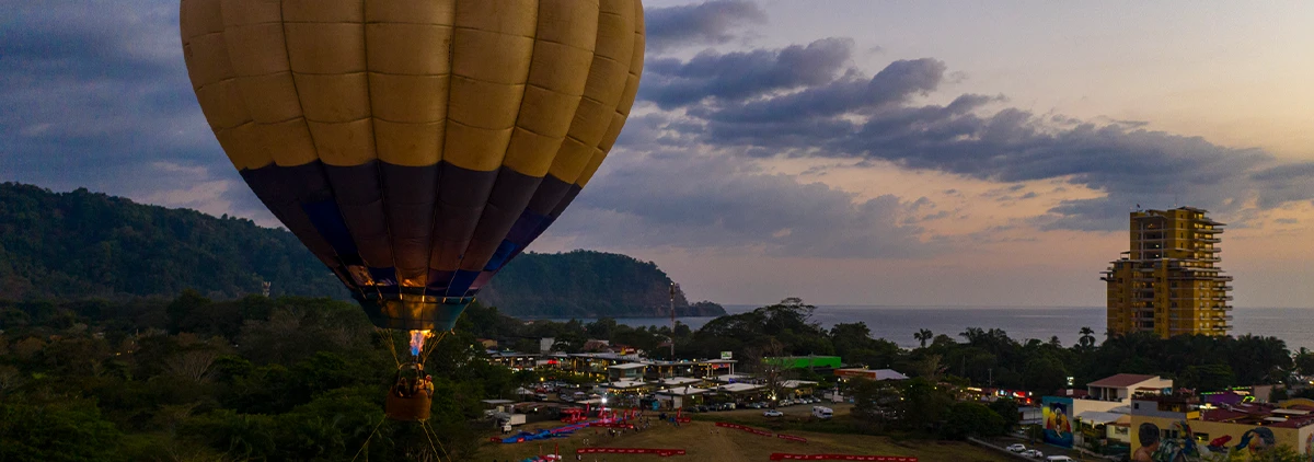 Imagen de globo aerostatico en el atardecer de Jacó